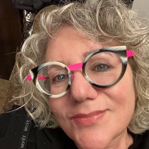 Meet your Posher, Lauren e.